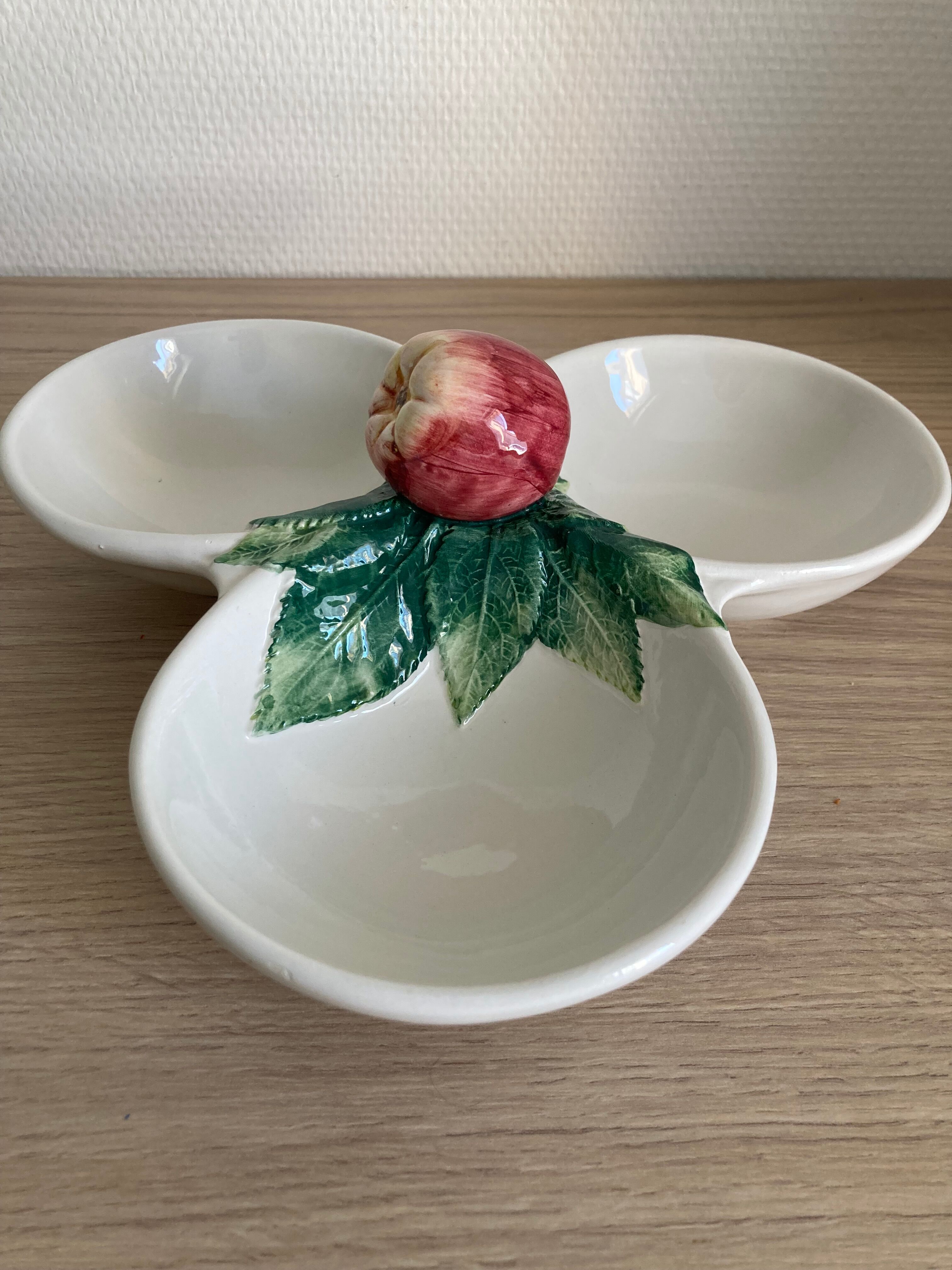 Tripod ceramic aperitif plate from Bassano (Italy) – Apple decor