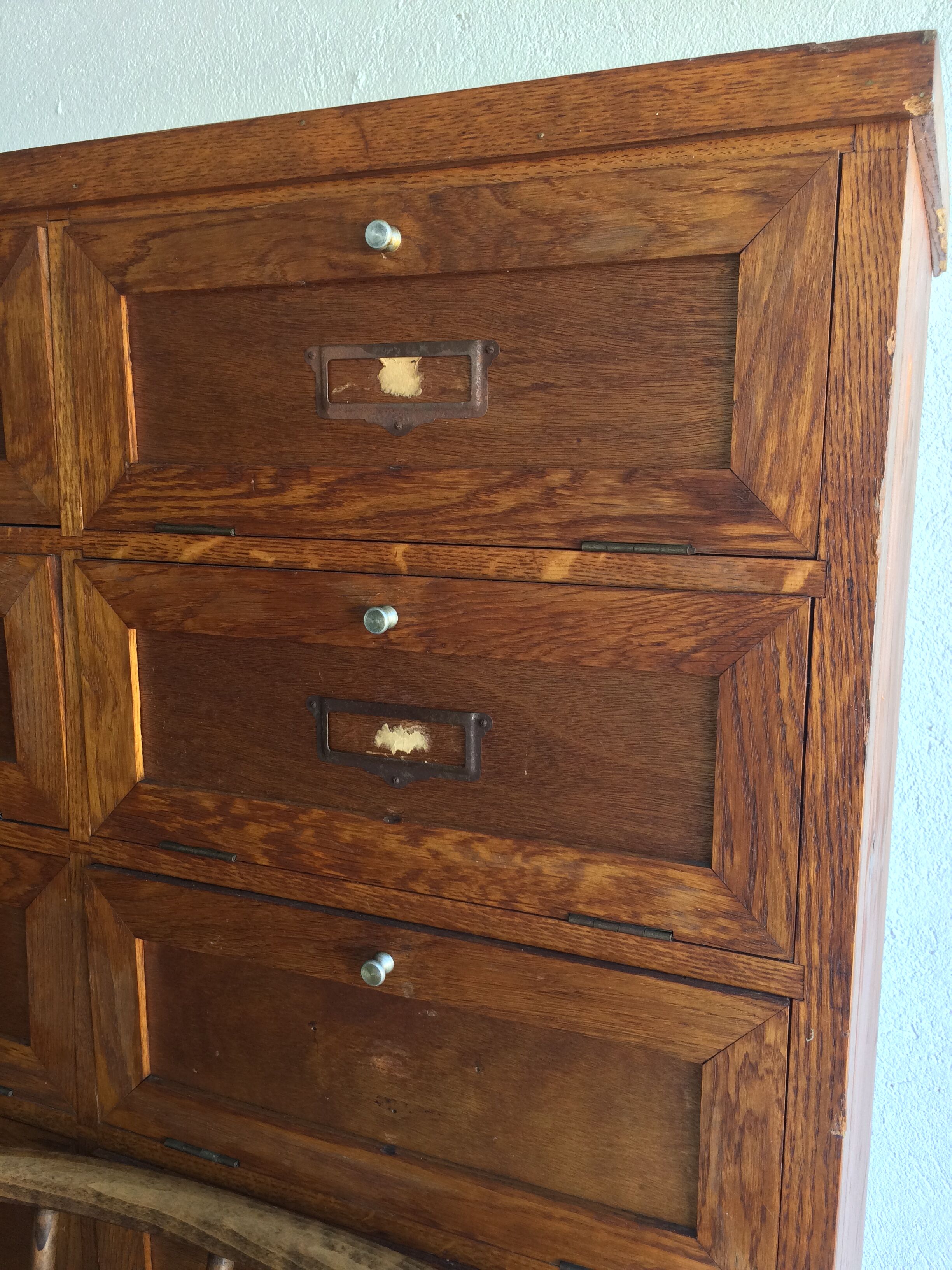 Furniture with clamshell