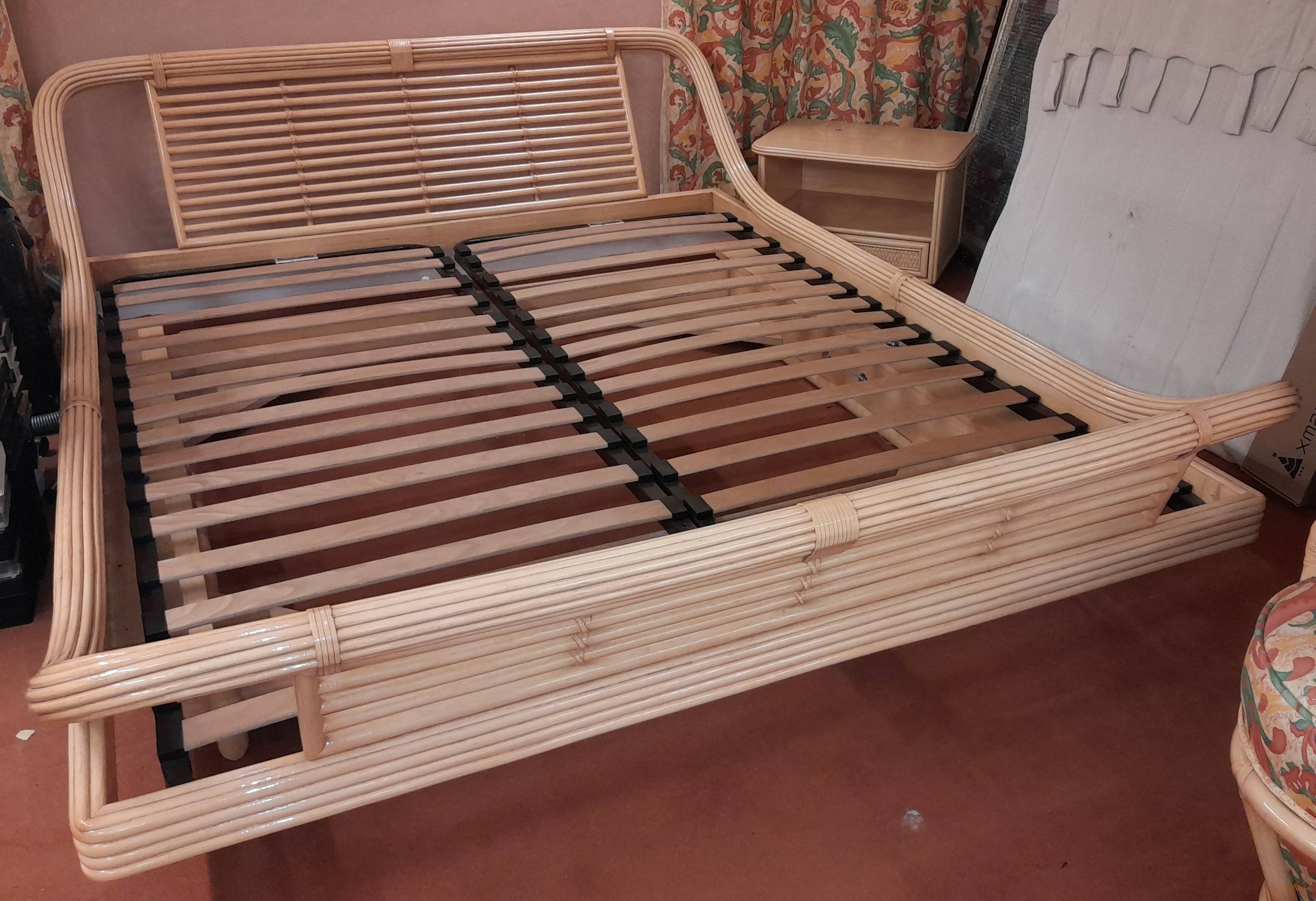 Lit Roche Bobois en rotin, fauteuils et table basse