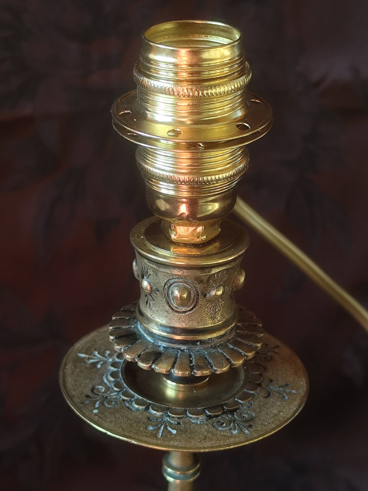 Lampe bougeoir électrifiée, lampe de table bronze tripode pattes de chèvres