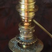 Lampe bougeoir électrifiée, lampe de table bronze tripode pattes de chèvres