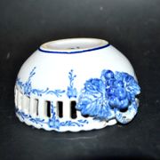 Corbeille en opaque ajouré bleu, faïence brodée de Malicorne Bourg-Joly Emile Tessier