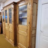 Monumental library of pine wood, from the 19th century.