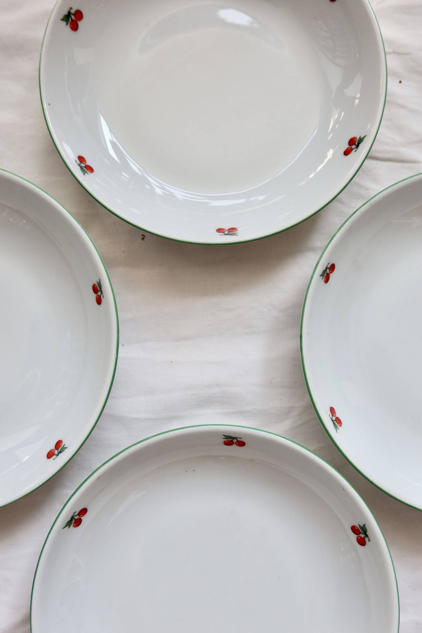 4 assiettes creuses vintage porcelaine – Motif cerises