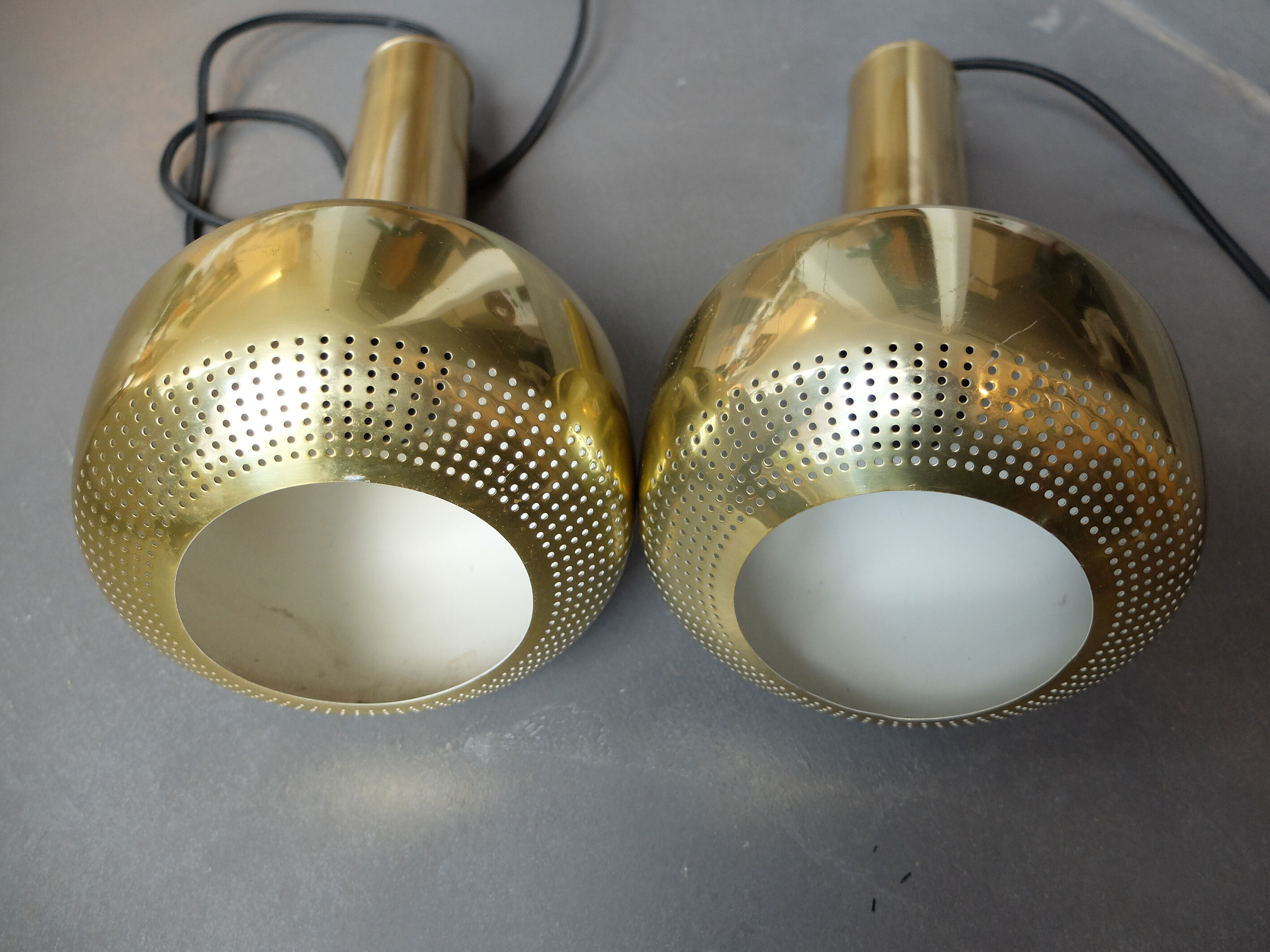 Pair pendants "Guldpendel" in brass design Vilhelm Lauritzen Louis Poulsen, Denmark
