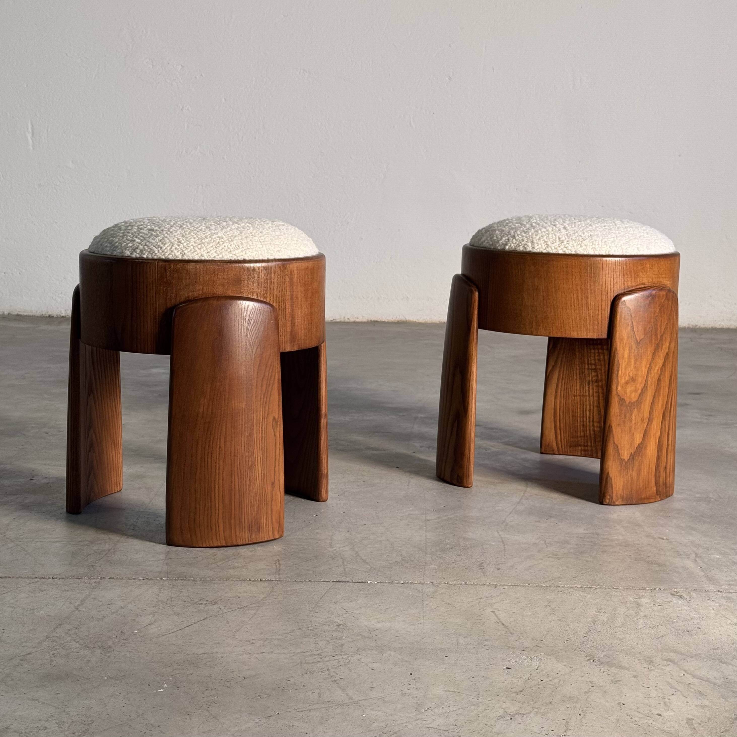 Paire de tabourets en frêne et tissu bouclé Dedar Milano par Forme