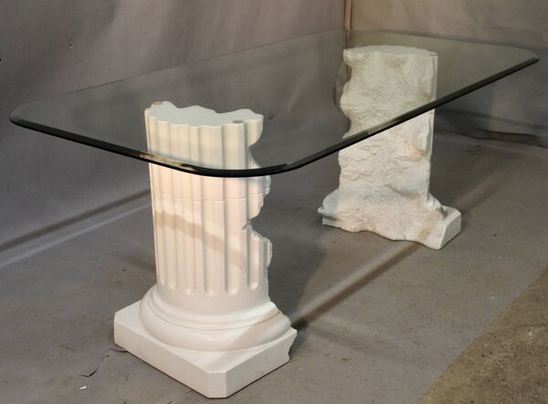 Table dessus verre à piètement colonnes grecques