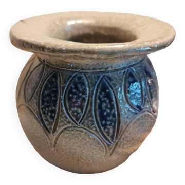Round stoneware vase with salt
