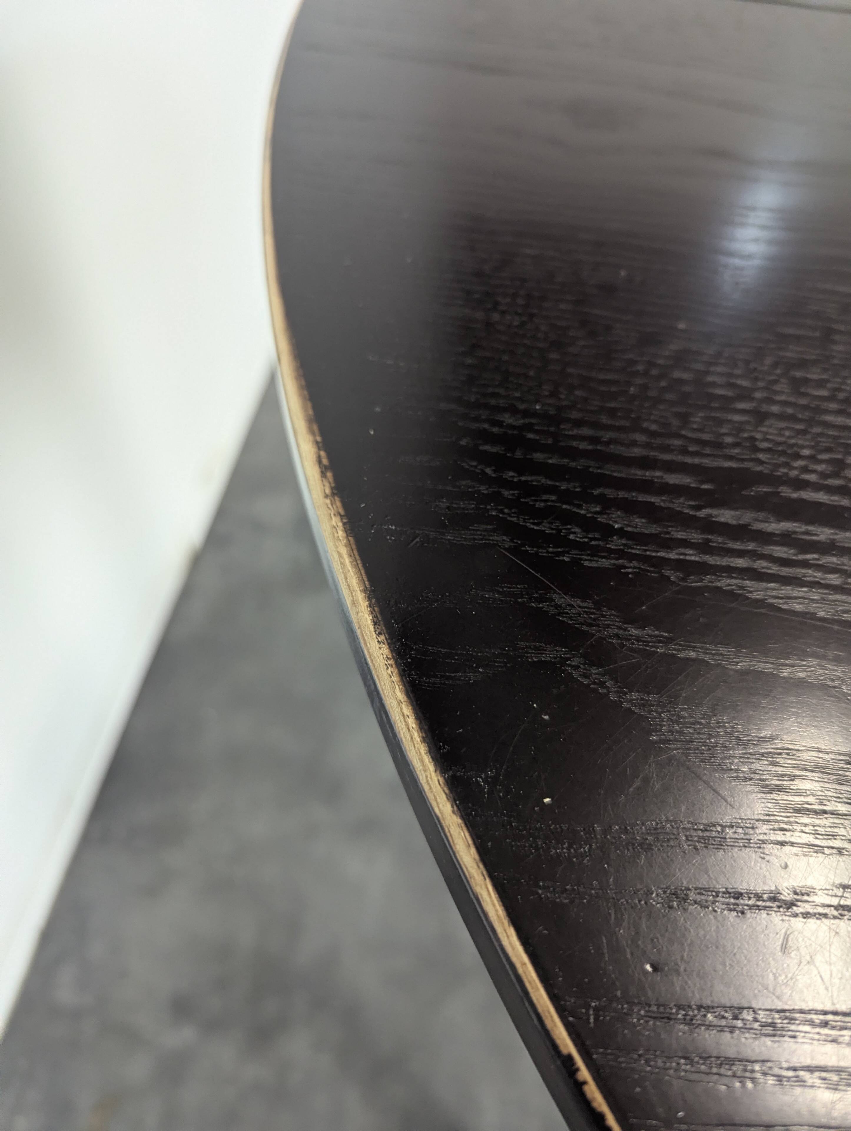 Table moderne teinté noir en chêne