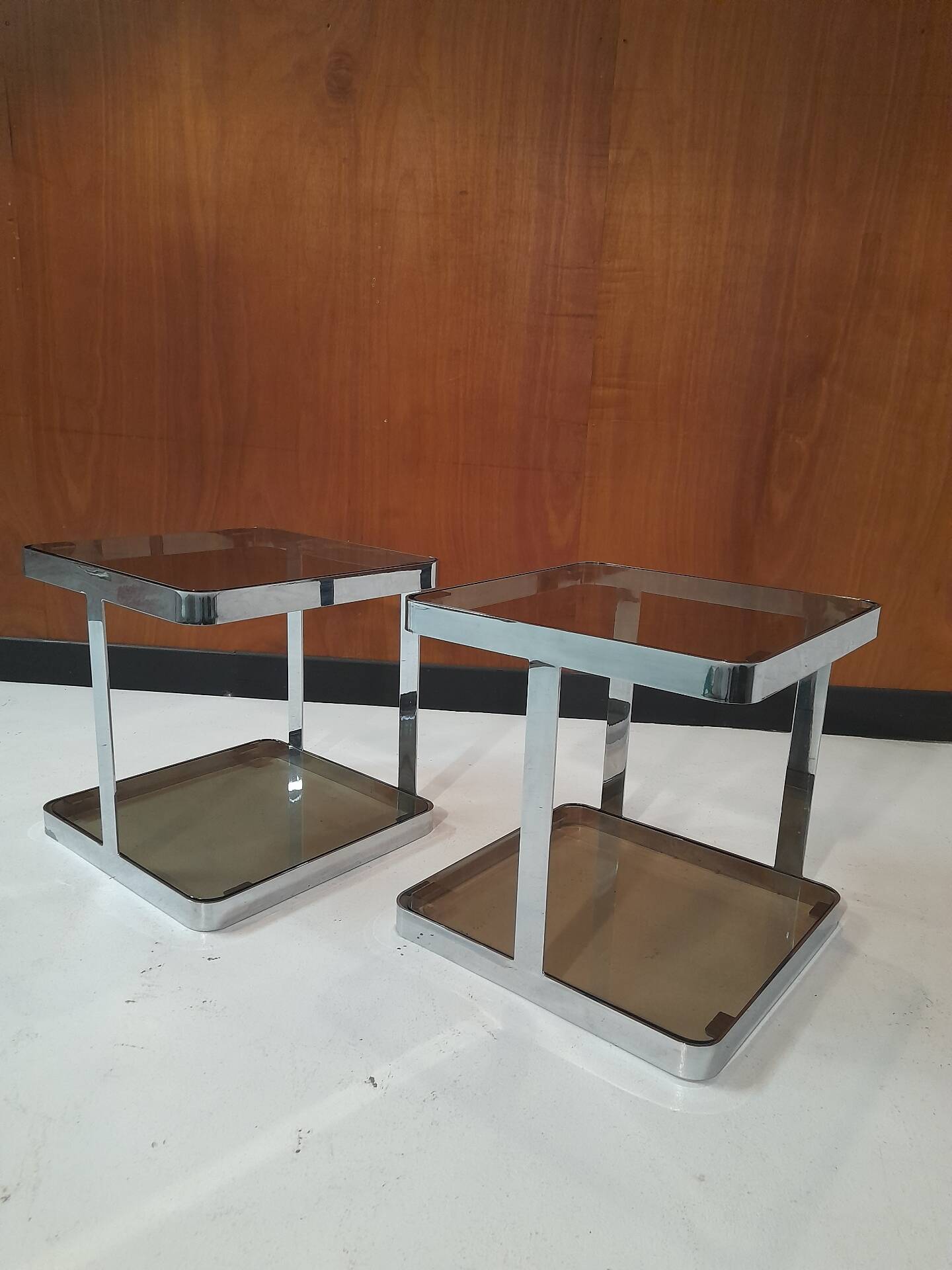 Paire de tables d'appoint ou bouts de canapé vintage