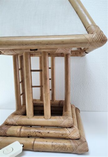 Lampe de forme pagode en bambou