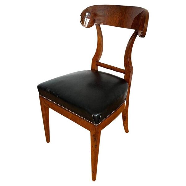 Chaise Pelle Biedermeier en placage de noyer et cuir noir, Autriche, années 1820.