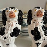 Pair of black Cavalier King Charles dogs in Staffordshire pottery, 19th century.