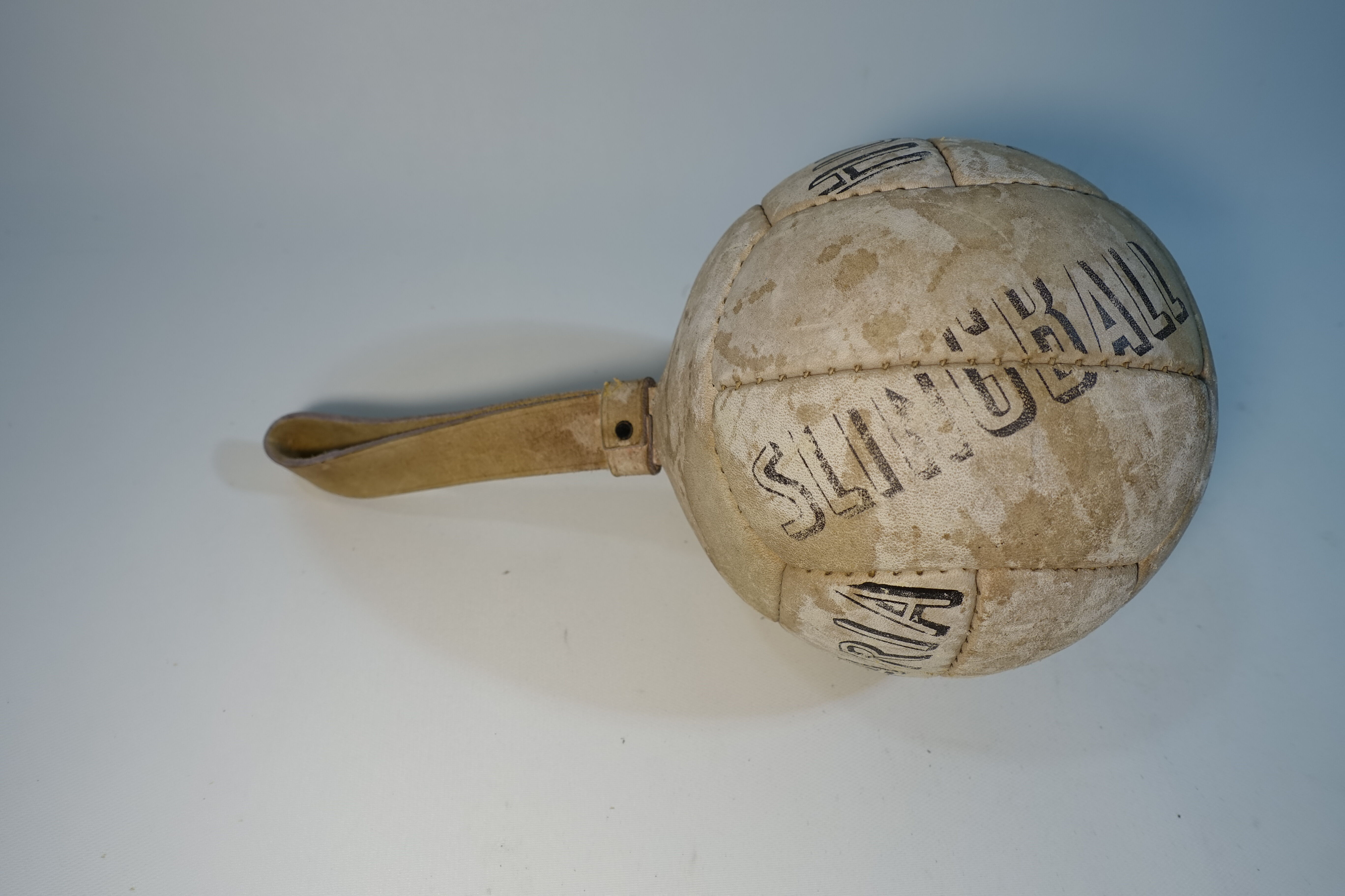 Ballon en cuir cousu " Slingball " Hungaria 1960