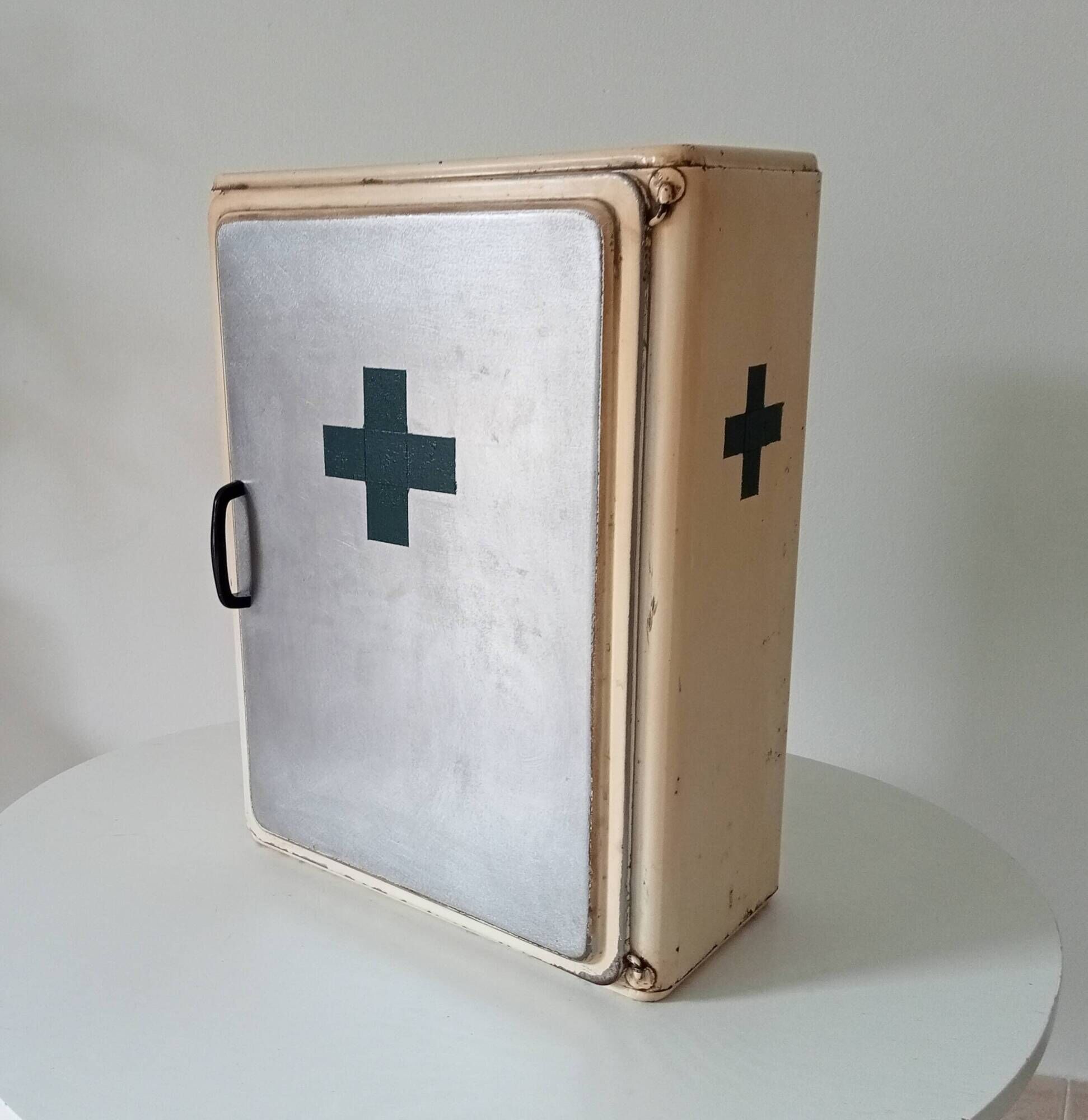 Vintage metal medicine cabinet from the 50s/60s