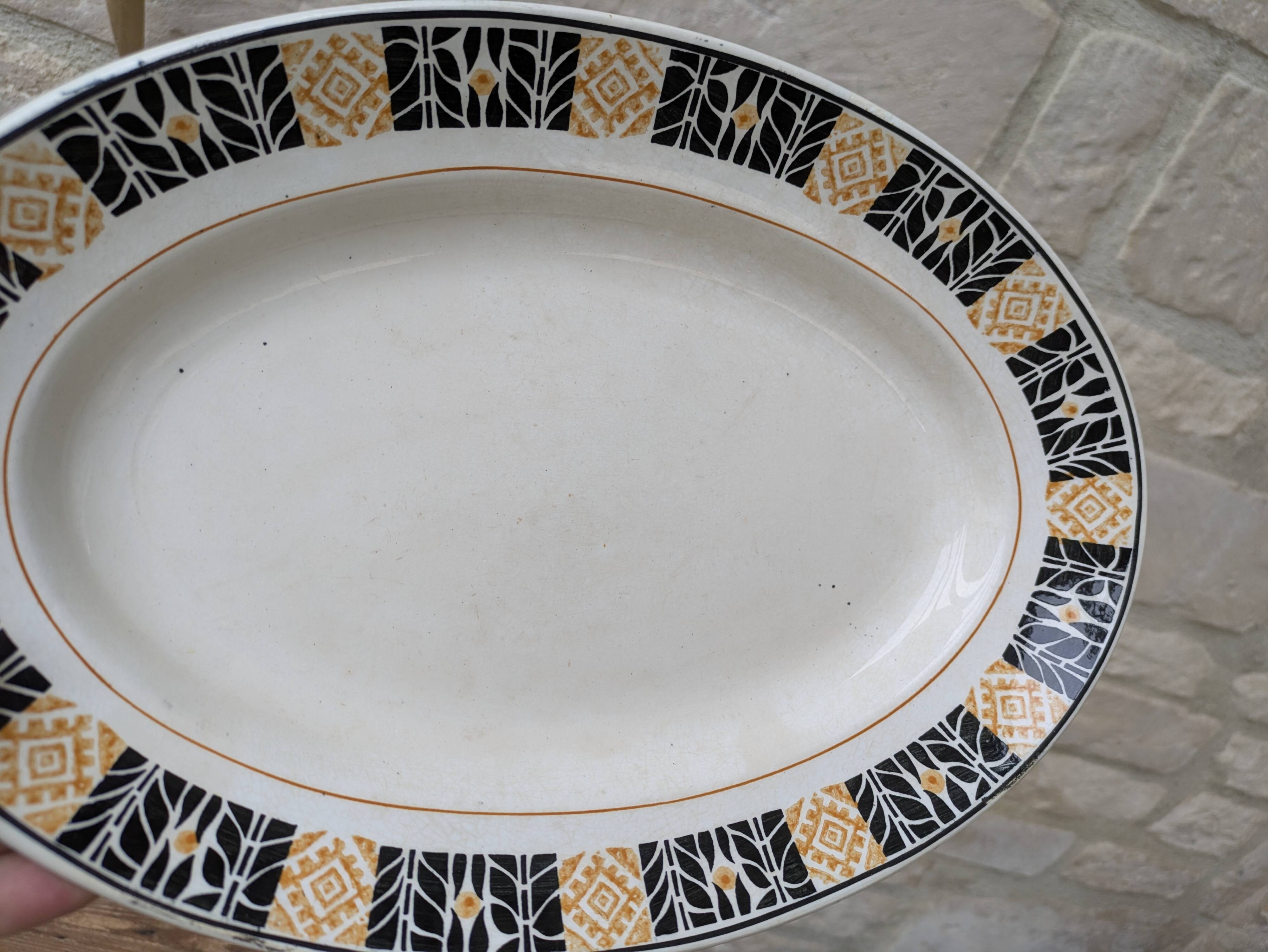 Plat de service Saint Amand modèle Trianon Terre de Fer contour géométrique