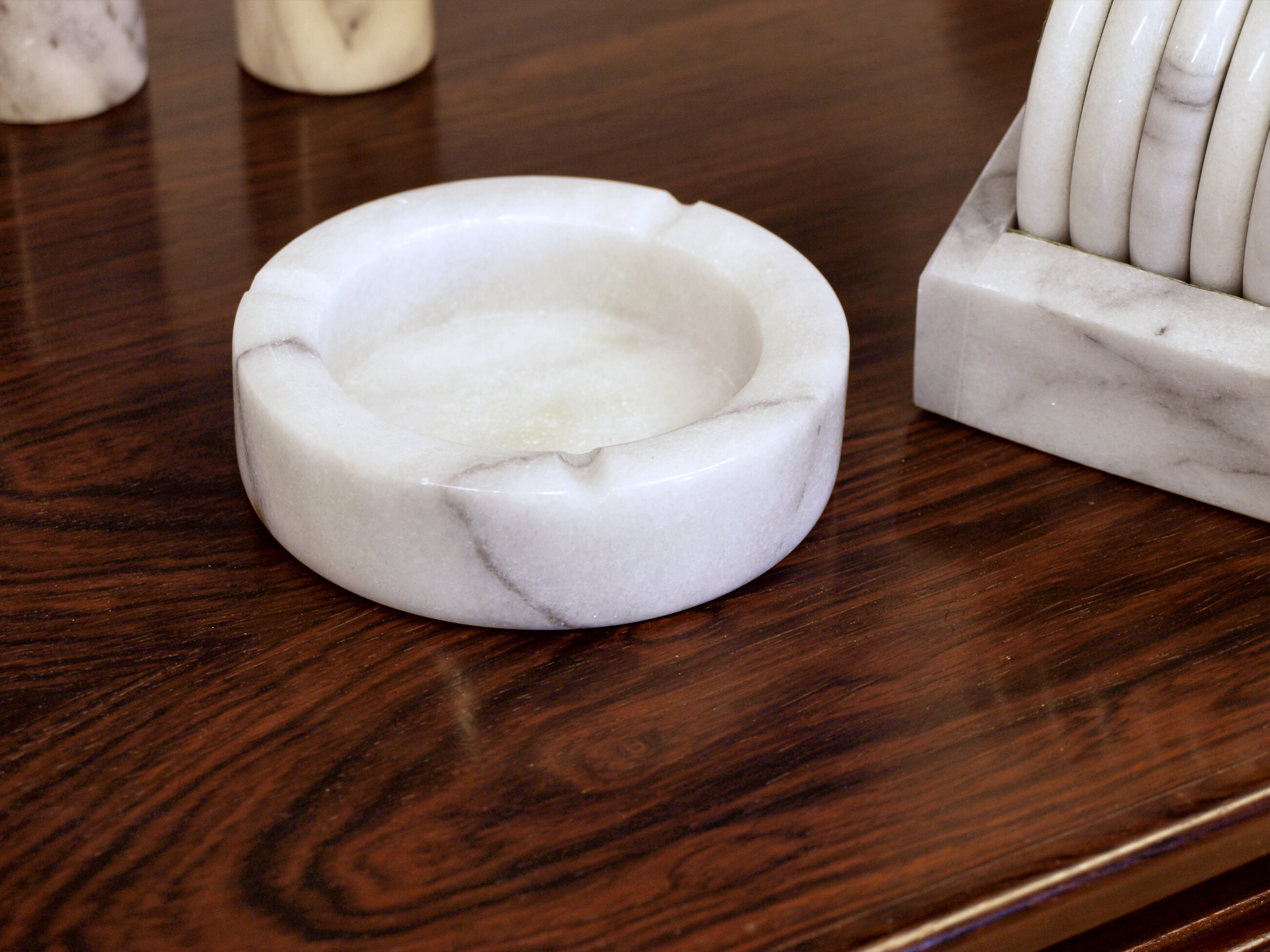 Set of table accessories in Carrara marble
