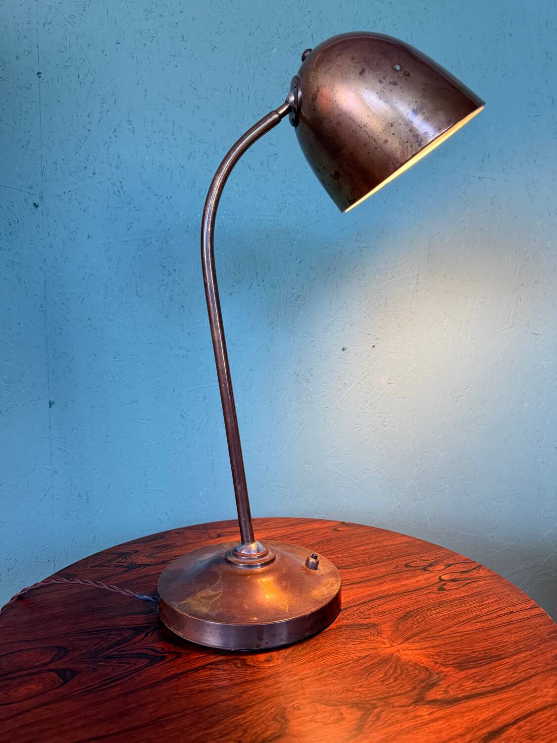 Une lampe de table moderniste en laiton raffiné conçue par Vilhelm Lauritzen pour Fog & Mørup.