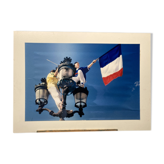 Photographie de jeunes gens sur un lampadaire.