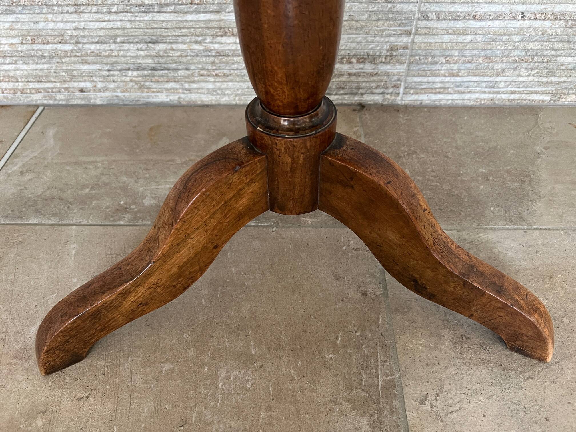 19th century tripod pedestal table in walnut Diam: 49cm