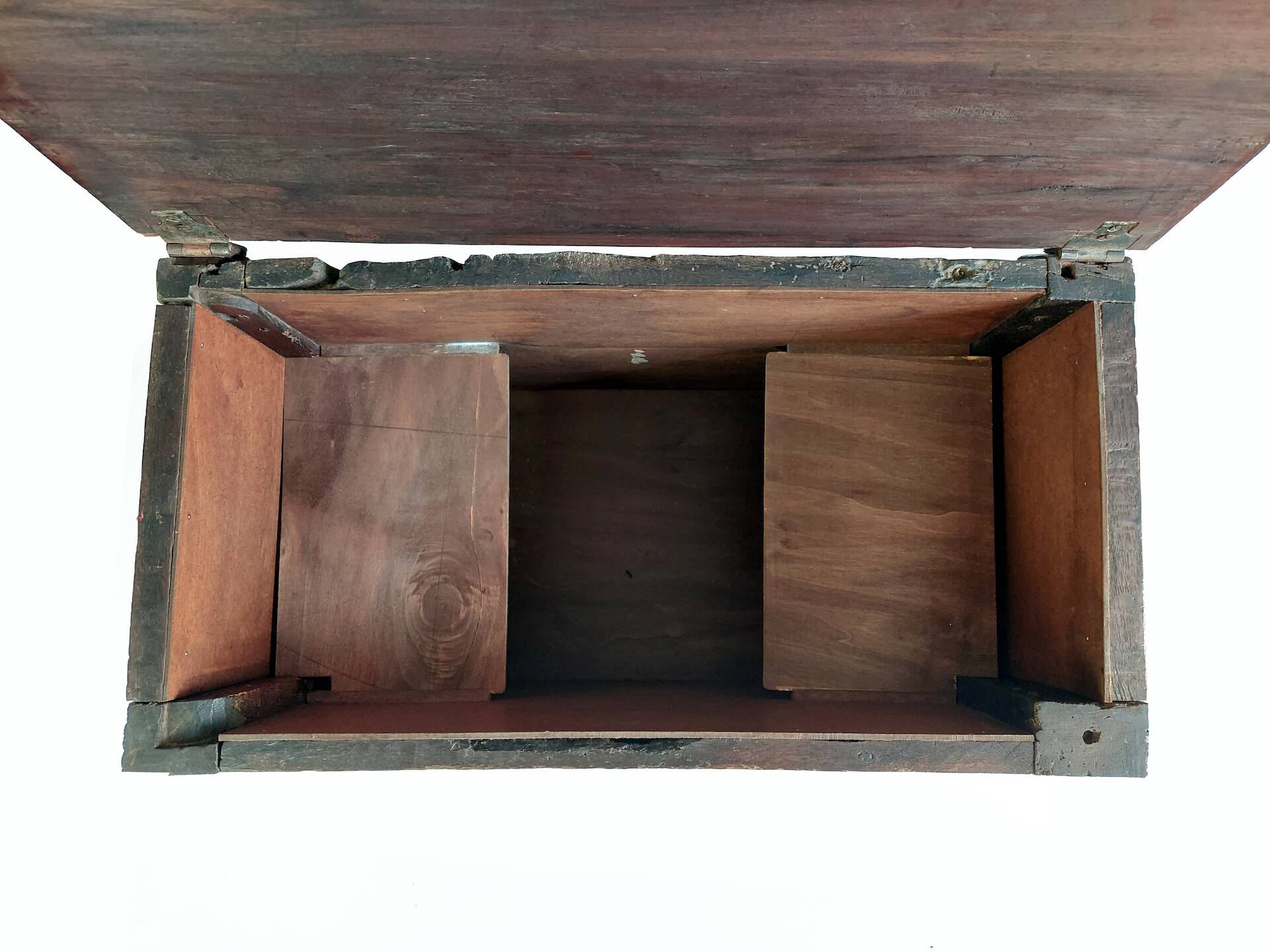 Solid oak chest from the early 17th century