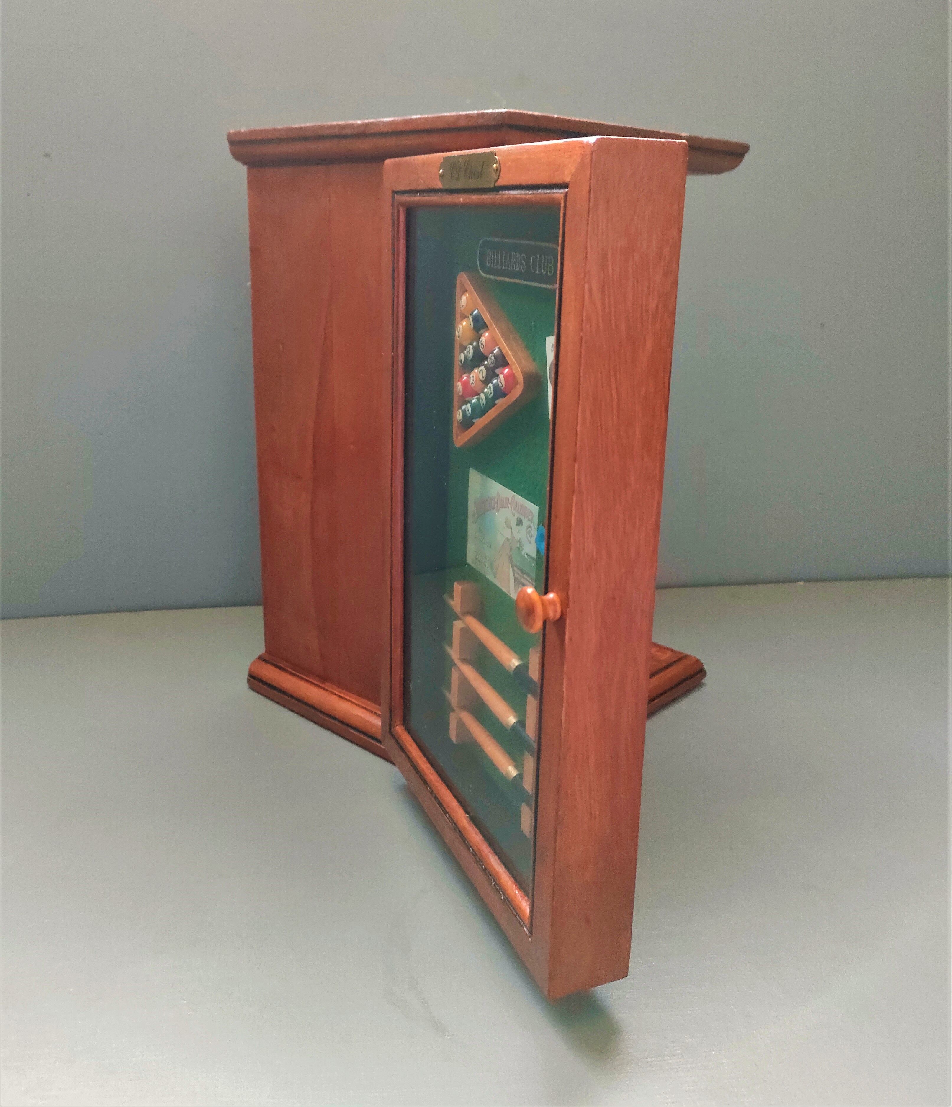 Display chest diorama for cd - billiards club - 80s - england