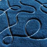 Tapis « Ciapek Art » bleu et blanc tuffeté à la main