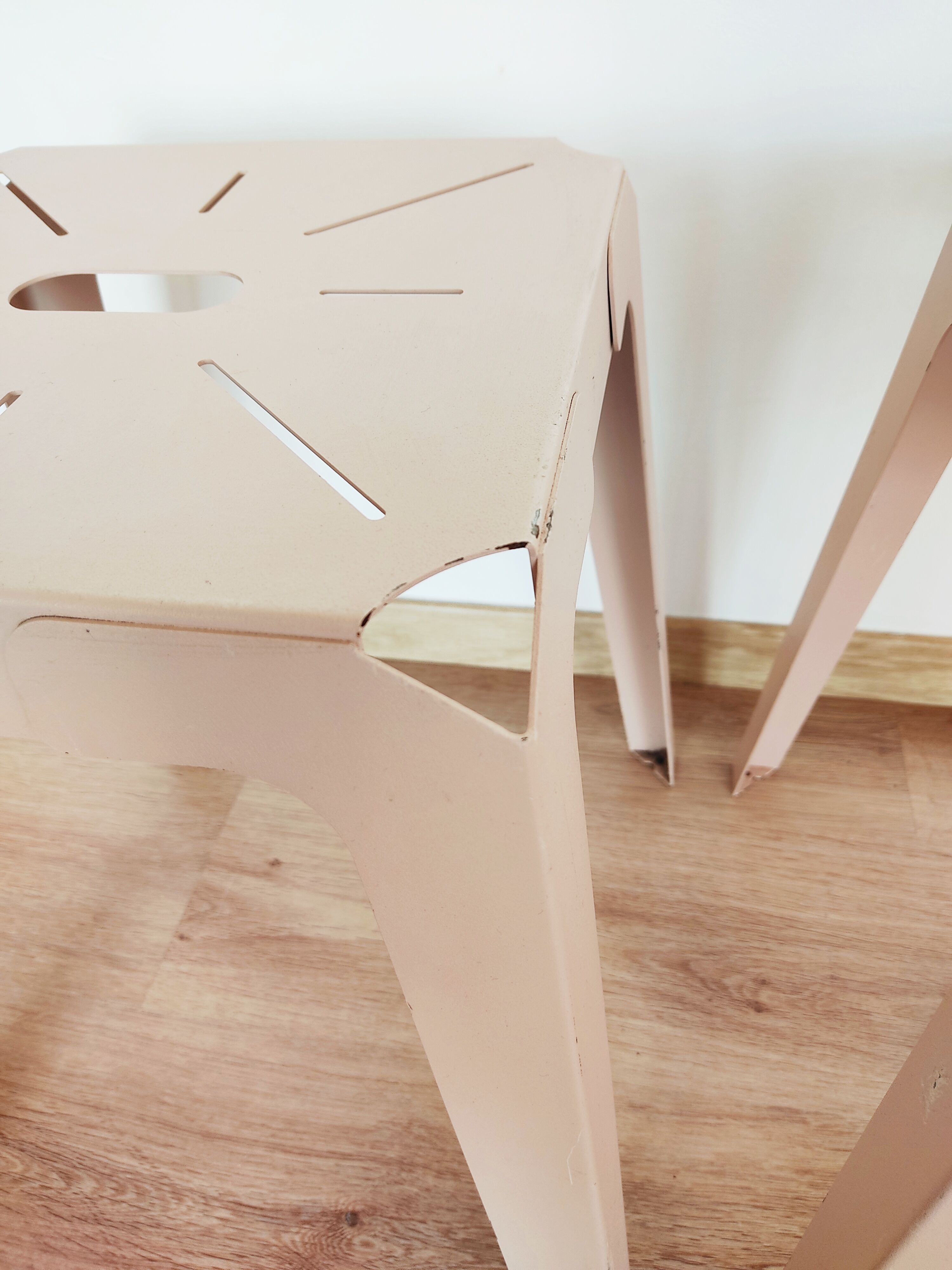 Set de 2 tabourets vintages acier laqué rose pâle