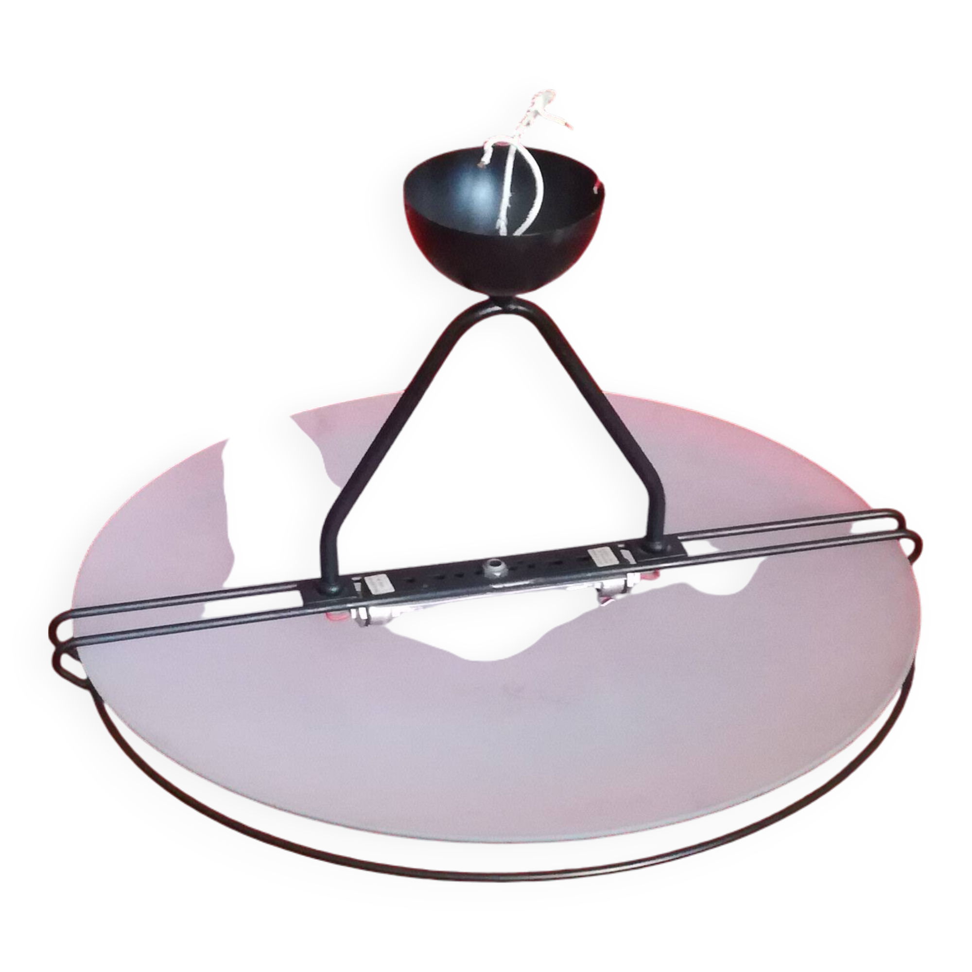 Glass saucer suspension on wire structure