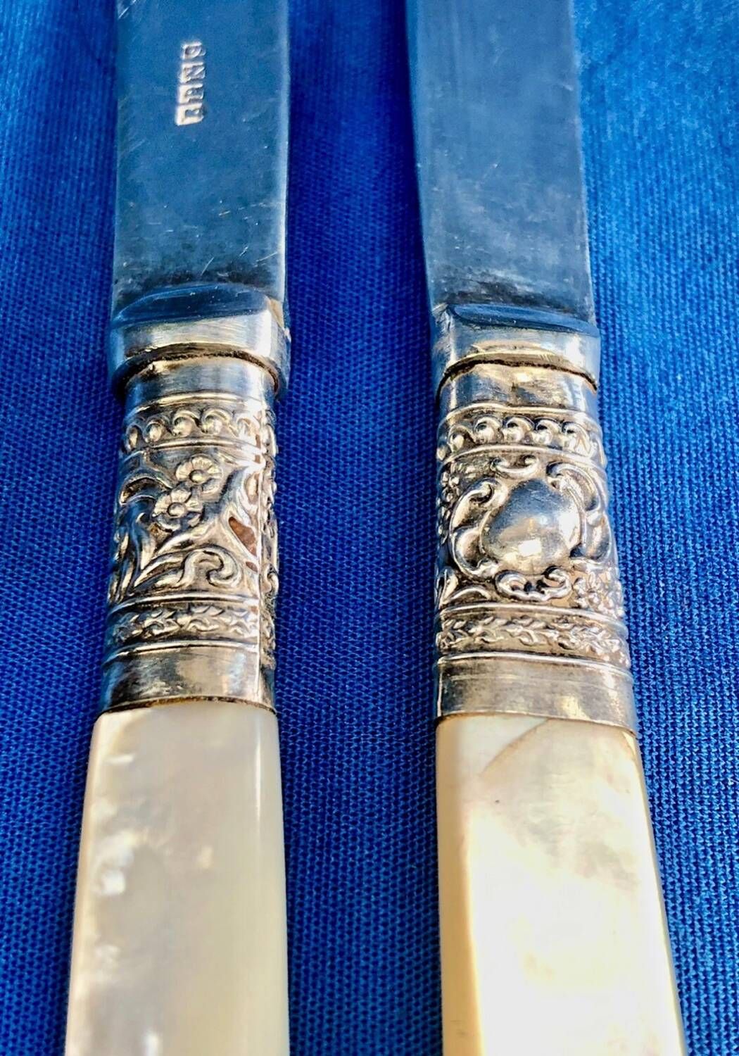 4 antique butter spreading knives in silver-plated metal and mother-of-pearl.