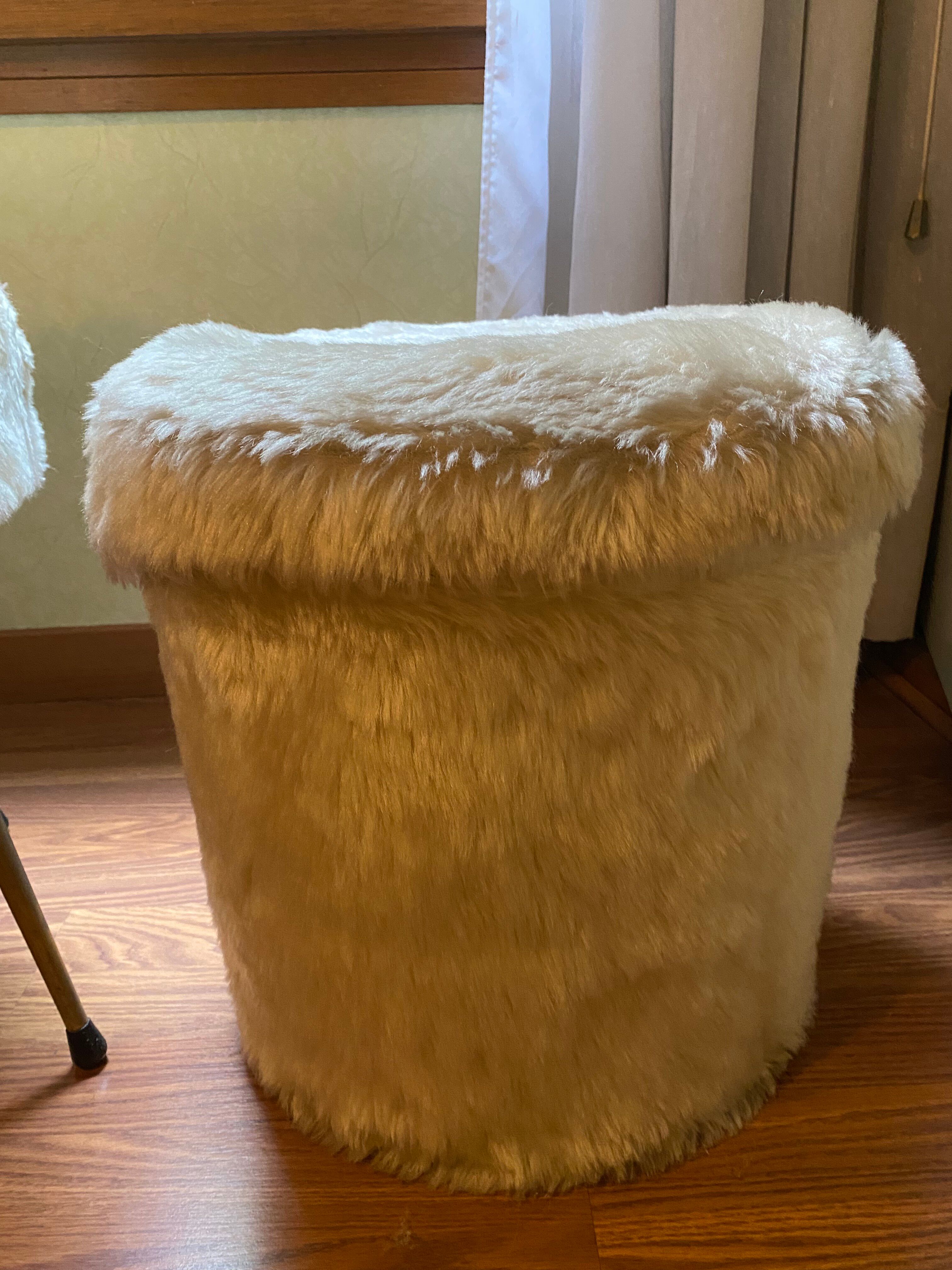 Lot 2 chaises et un pouf Pelfran