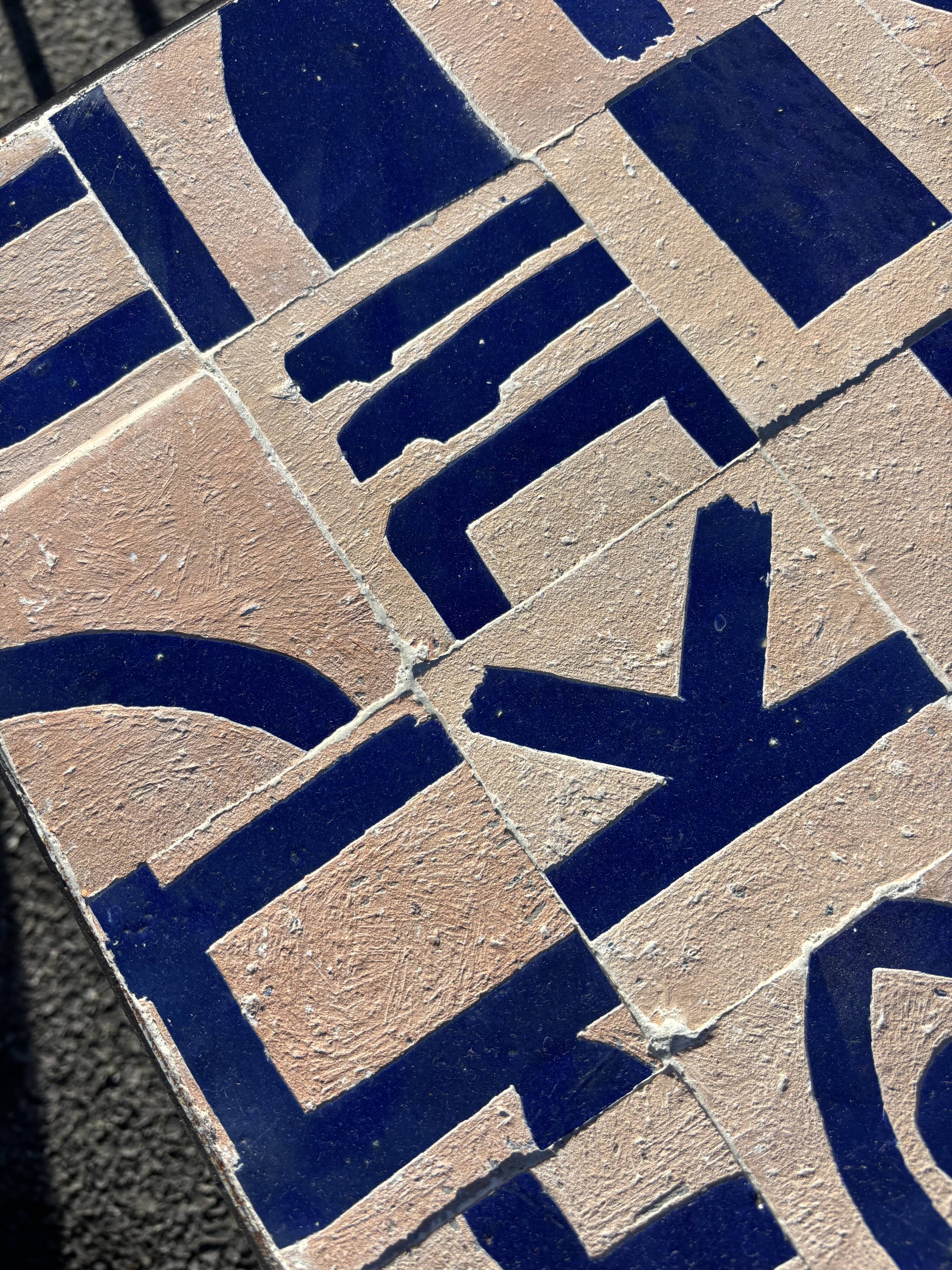 Table basse carrée en zellige bleu cobalt – décor abstrait artisanal
