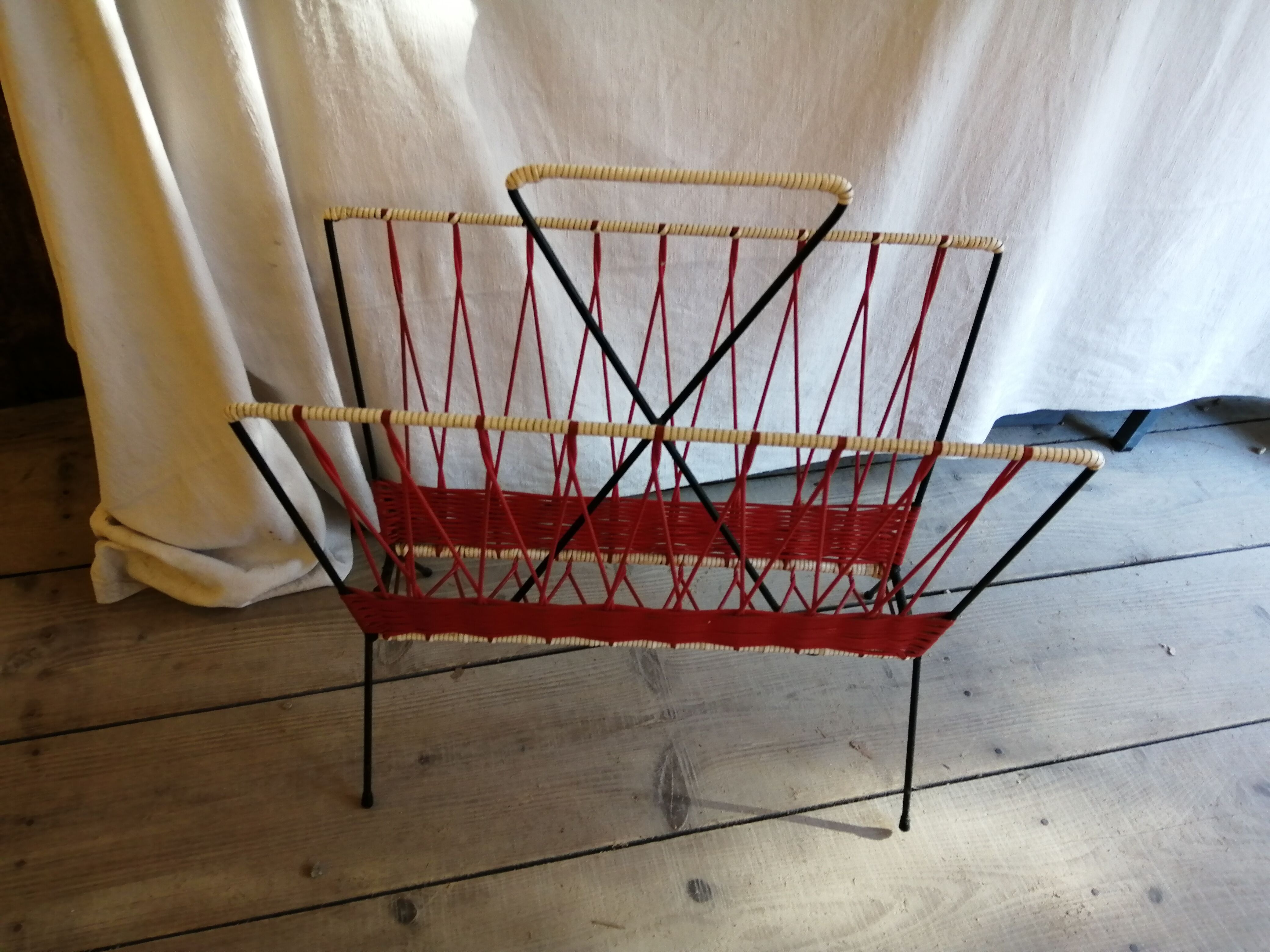 Scoubidou magazine holder