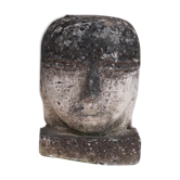 Tête en pierre sculptée