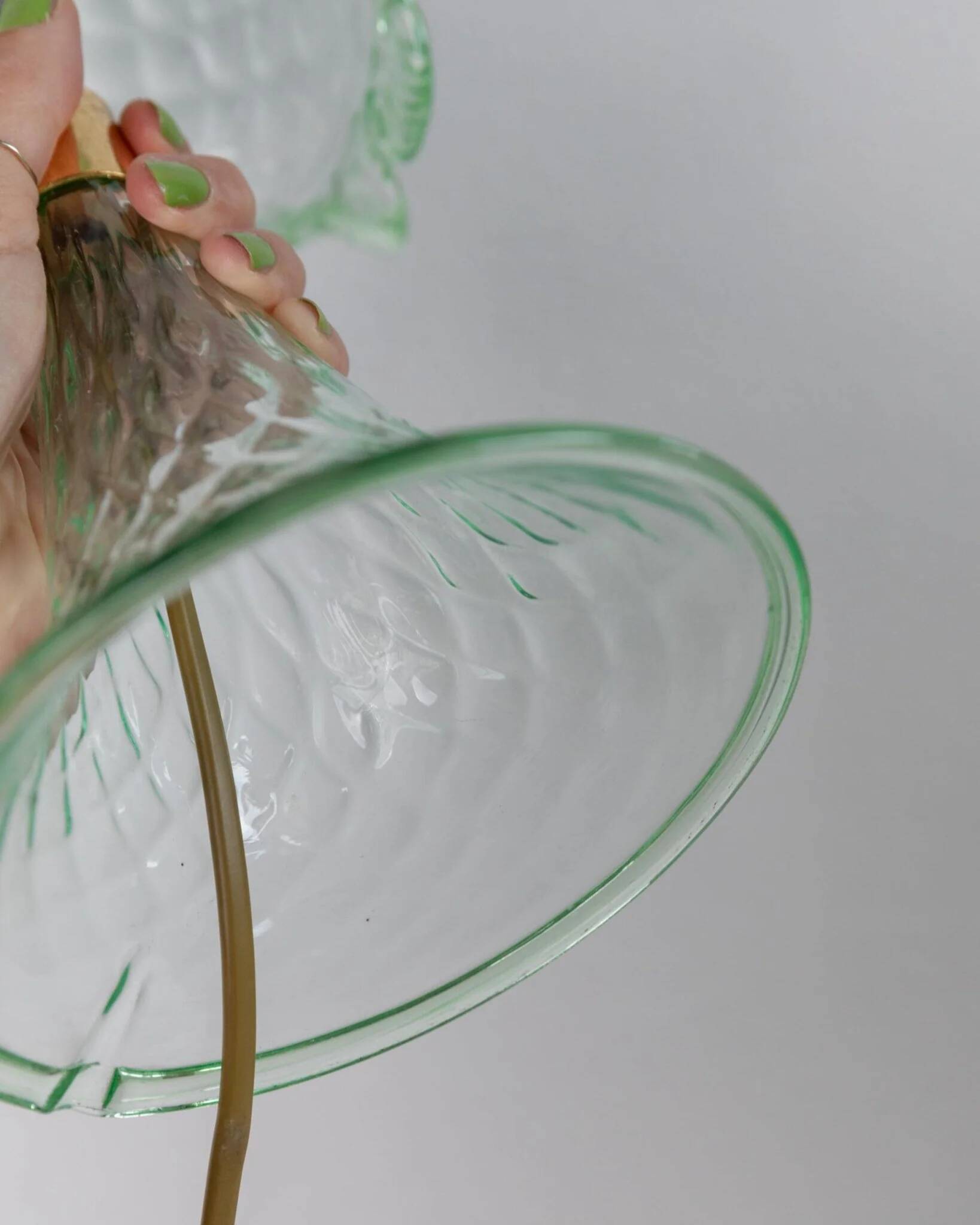 Murano Glass Table Lamp in Delicate Green, Wavy Shade, Italian 1980s Design – Elegant Bedside Decor