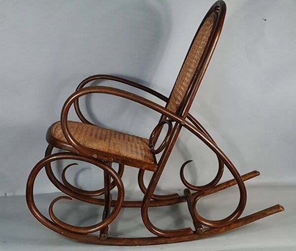 Ancien rocking chair bois courbé modèle enfant cannage récent D912