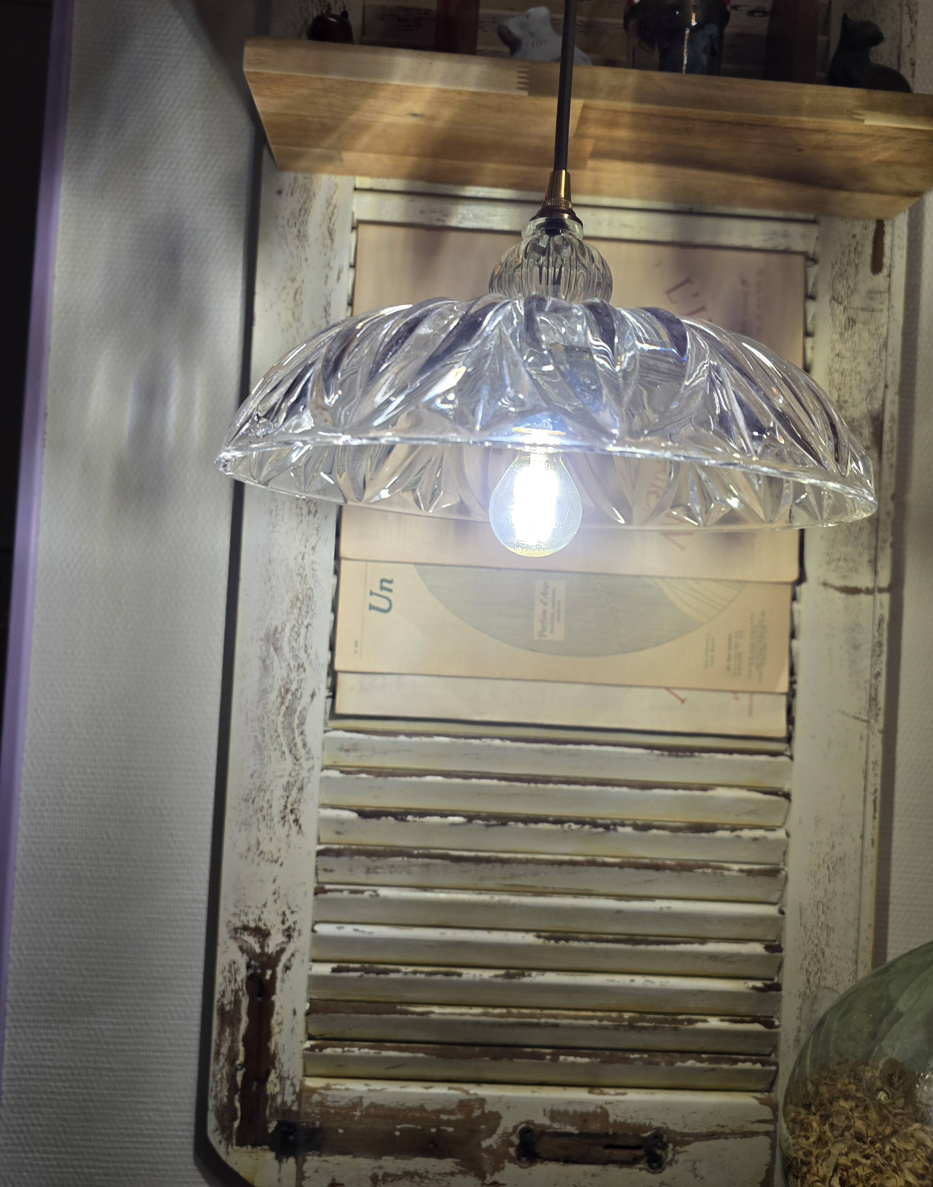 Suspension abat jour en verre travaillé vintage