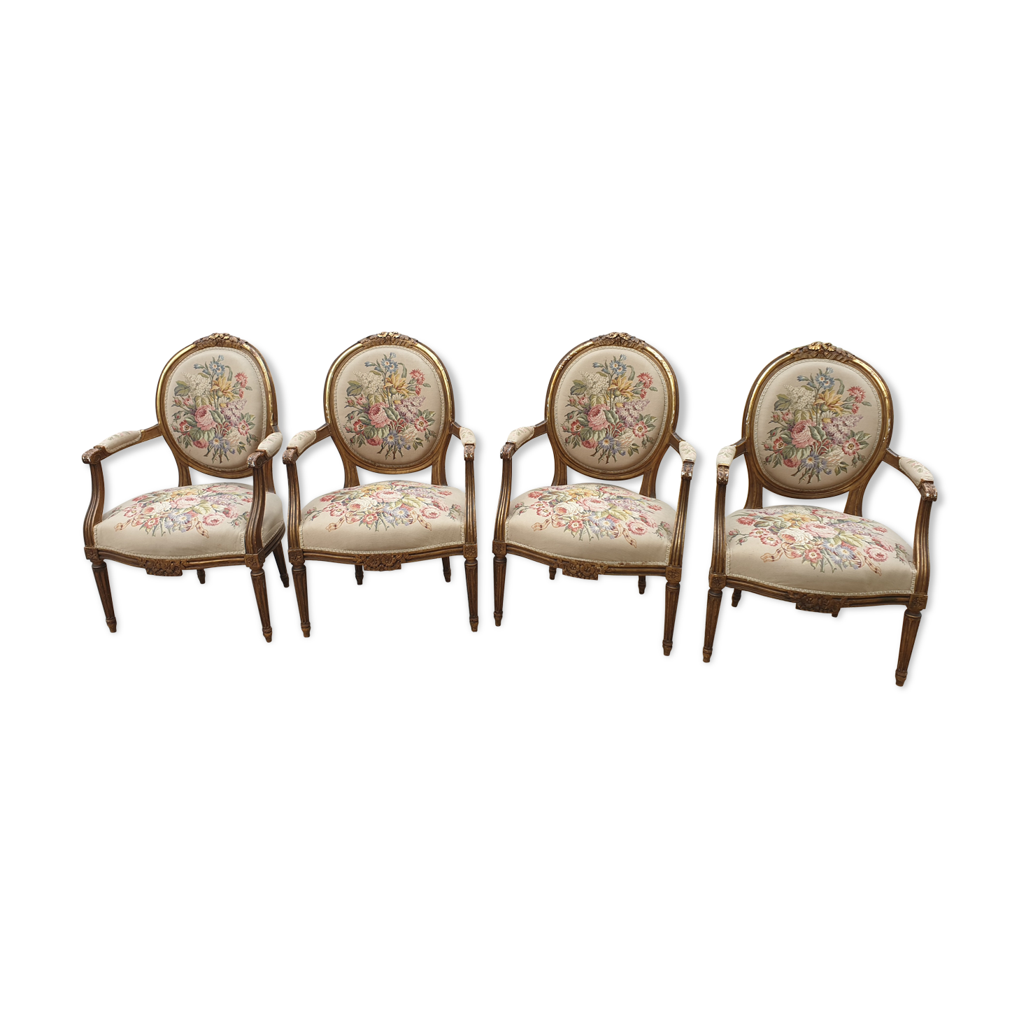 Fauteuil en bois doré à dossier médaillon de style louis xvi