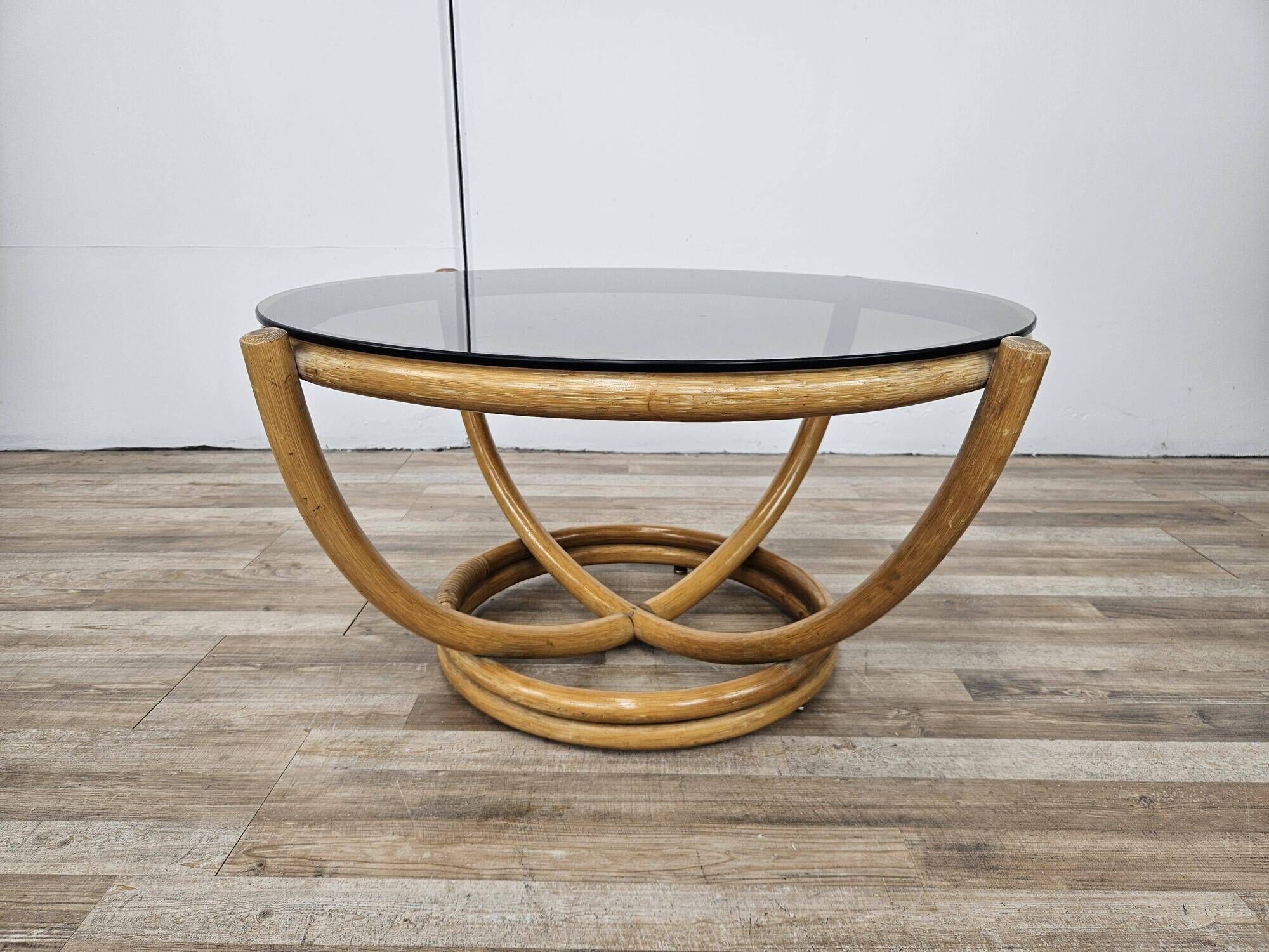 Table basse ronde vintage en bambou et verre fumé