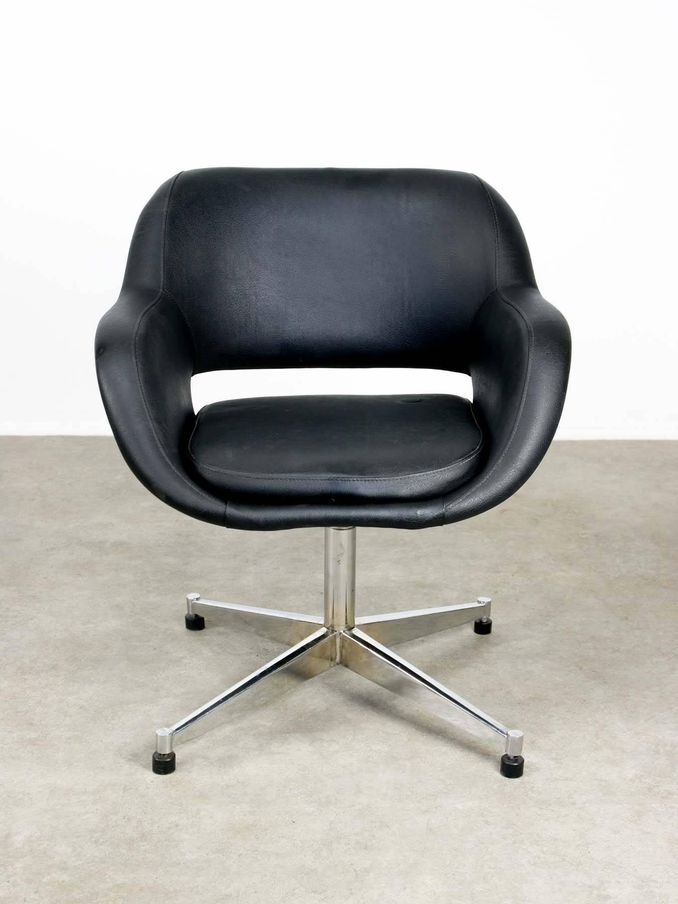 Chaise pivotante vintage en simili cuir noir et chrome, années 70