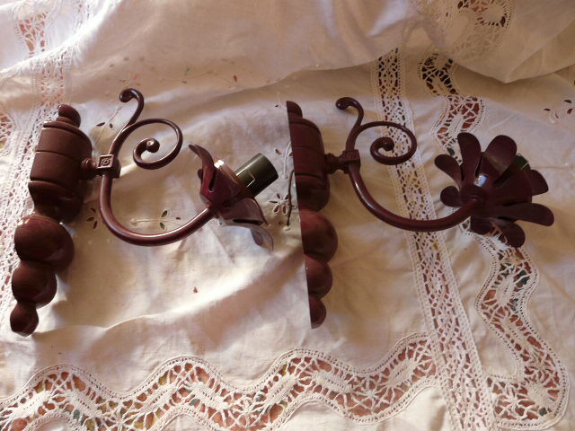 Paire d'appliques métal bordeaux globe en verre