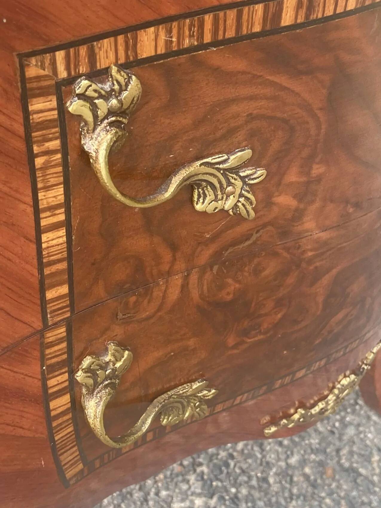 Commode galbée de style Louis XV