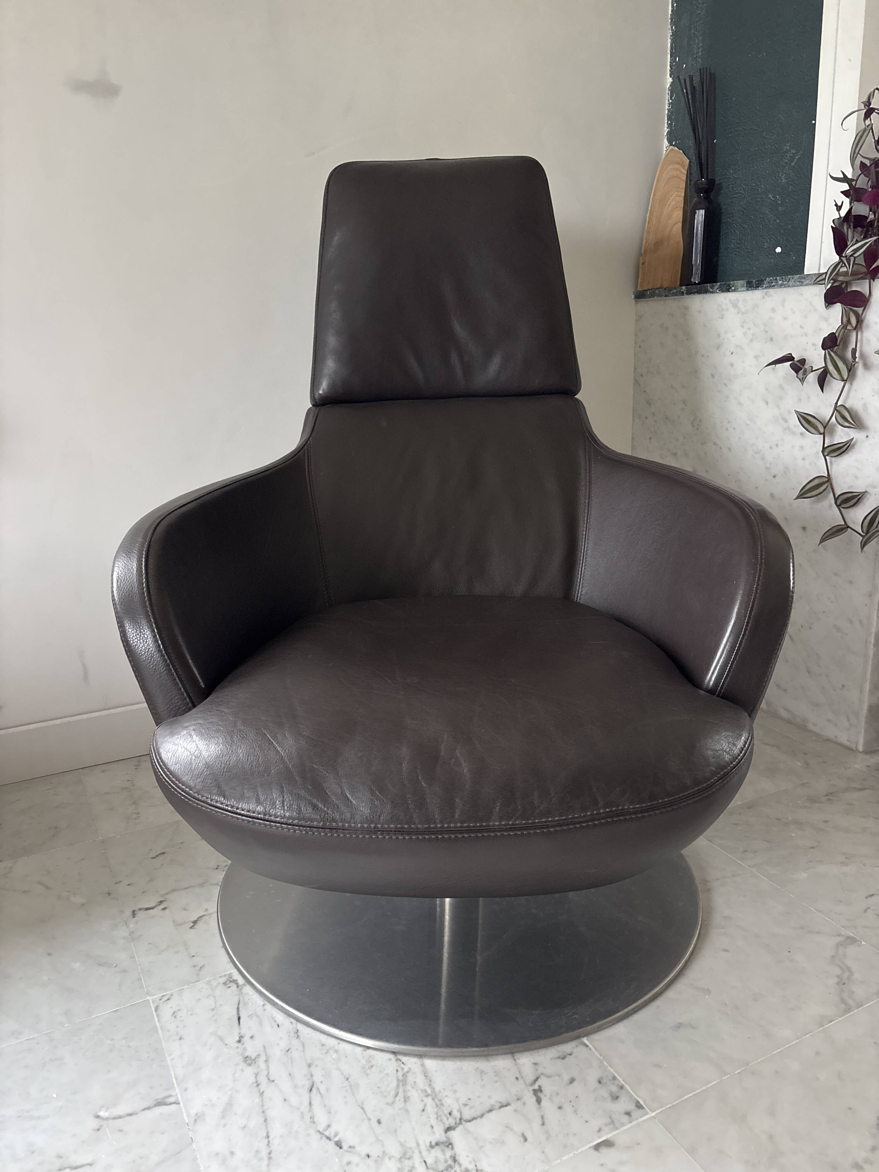 Swivel chair