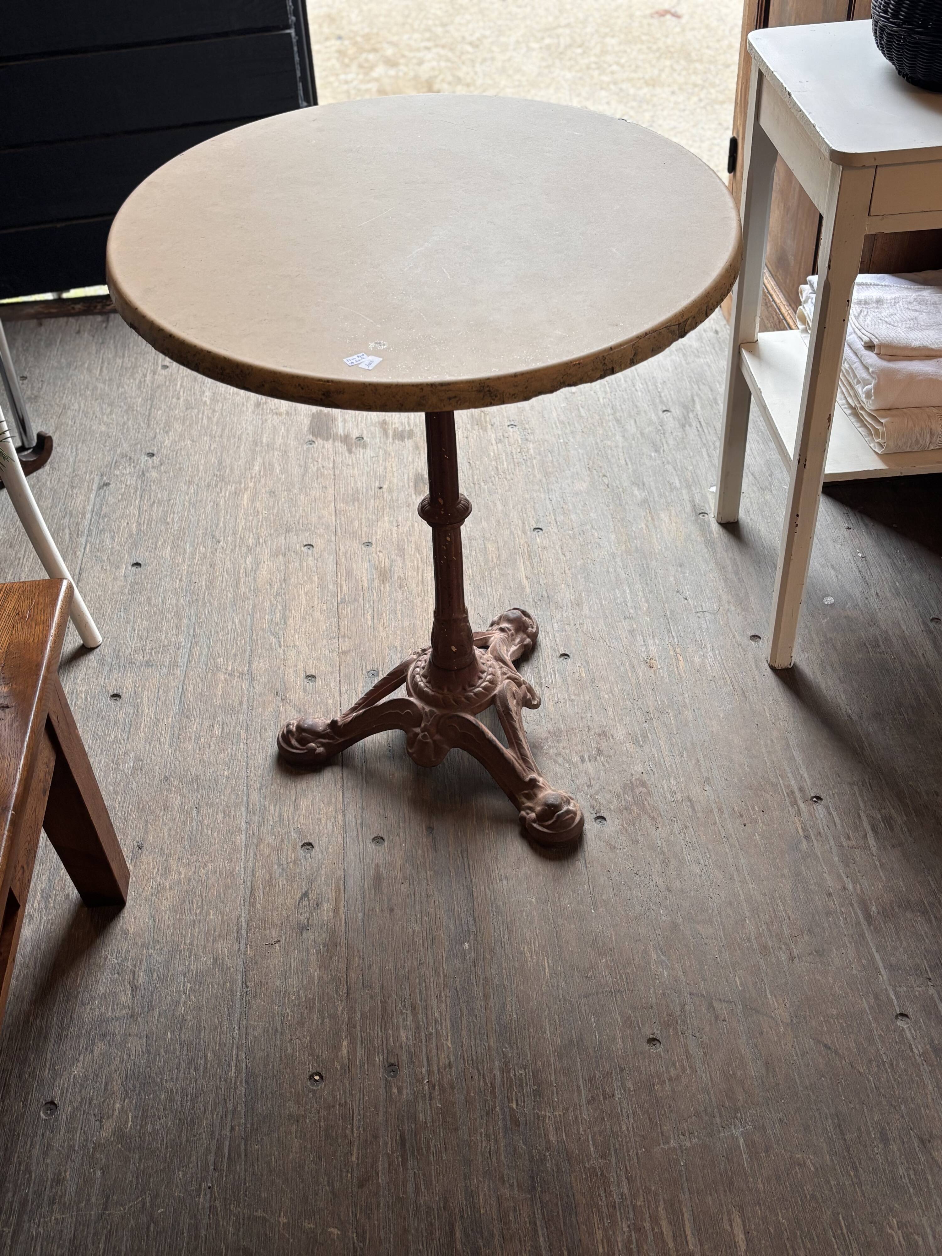 Guéridon pied en fonte et plateau imitant la pierre