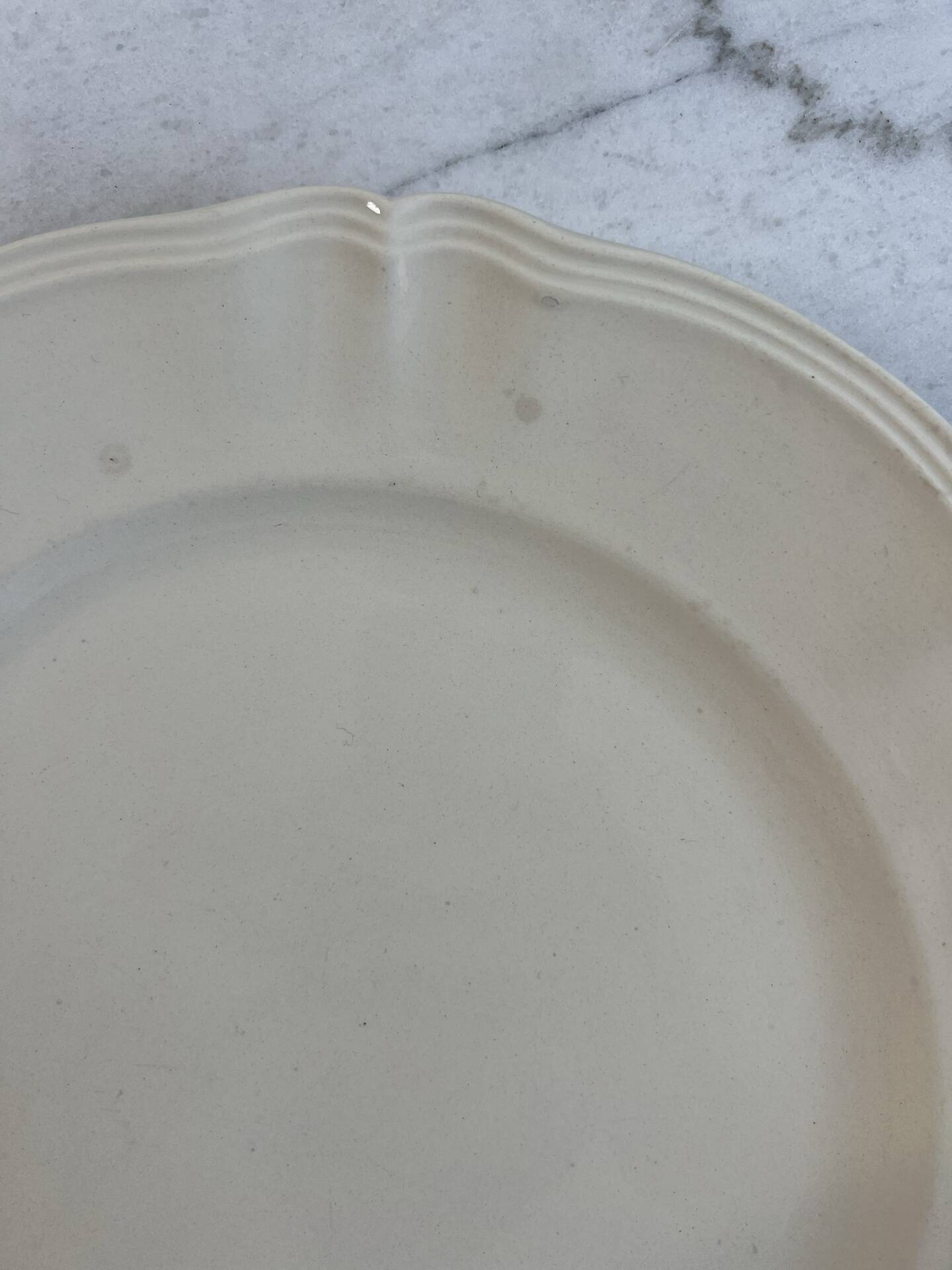 Sarreguemines Digoin — Ivory presentation plate, scalloped edge