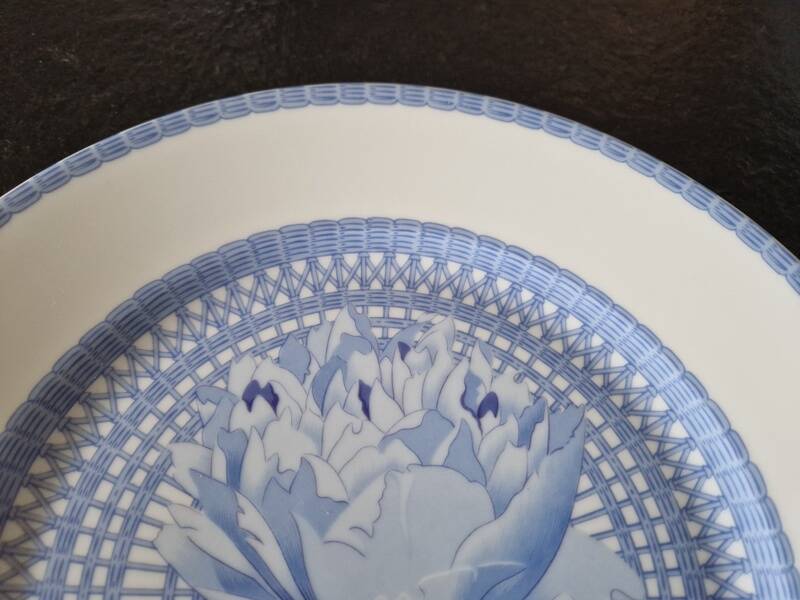 3 assiettes plates -"Les Pivoines"en porcelaine de Limoges pour la maison Hermès, Paris