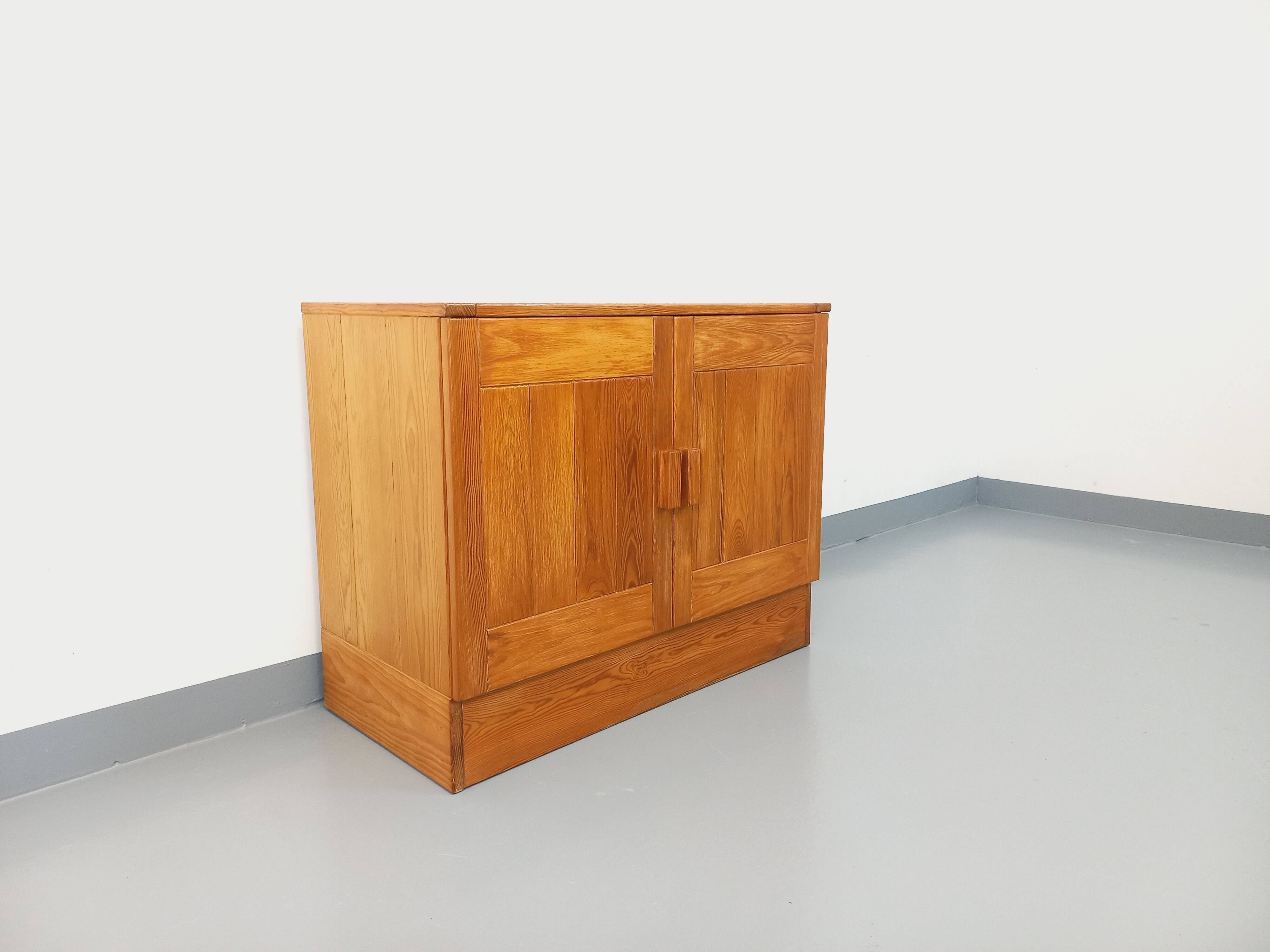 Charlotte Perriand style Les Arcs vintage pine storage unit from the 60s and 70s