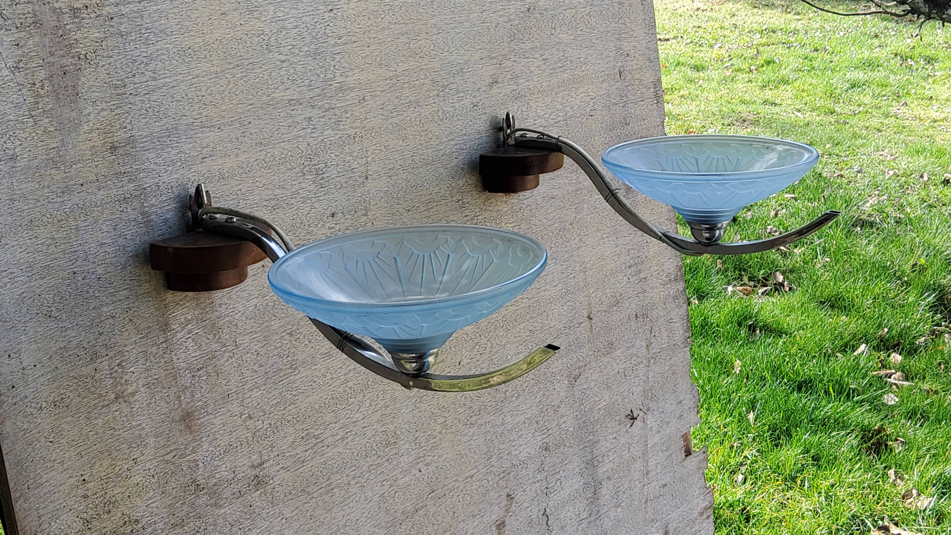 Paire d'appliques art déco en verre opalescent bleu laiton nickelé et bois des années 30