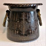 Cache pot ancien chaudron en cuivre gravé indo persan. xixème siècle.