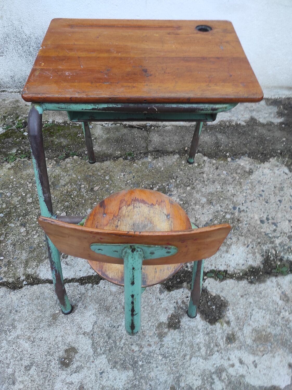 Old one-piece children's desk